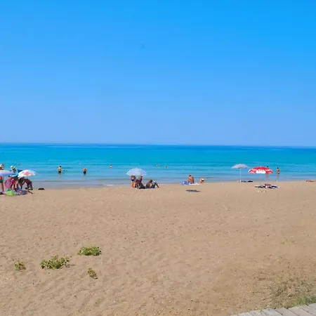 Daire Spiros On Agios Gordios Beach, Corfu, Greece *
